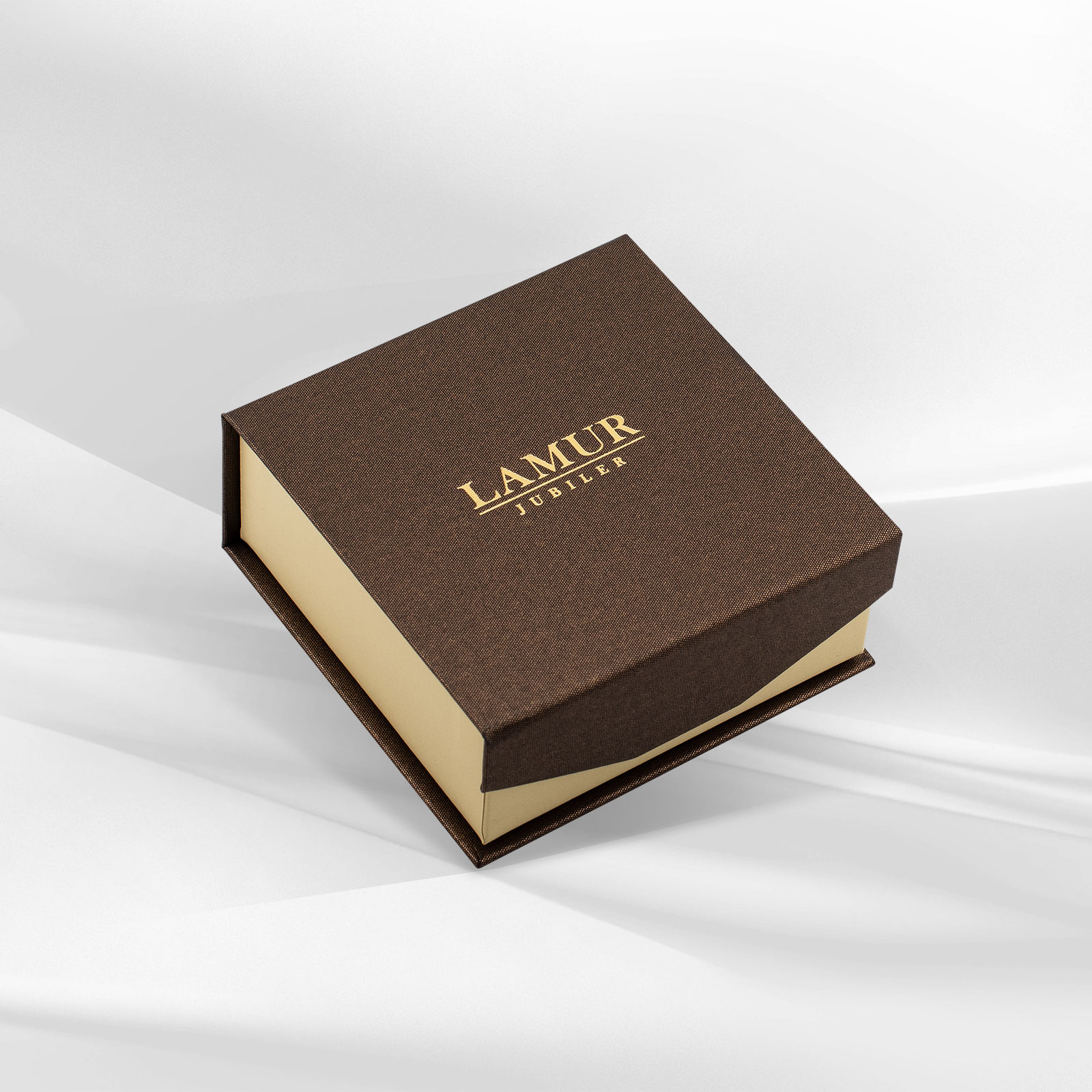 Eleganckie pudełko jubilerskie w brązowym kolorze, ozdobione logo LAMUR
