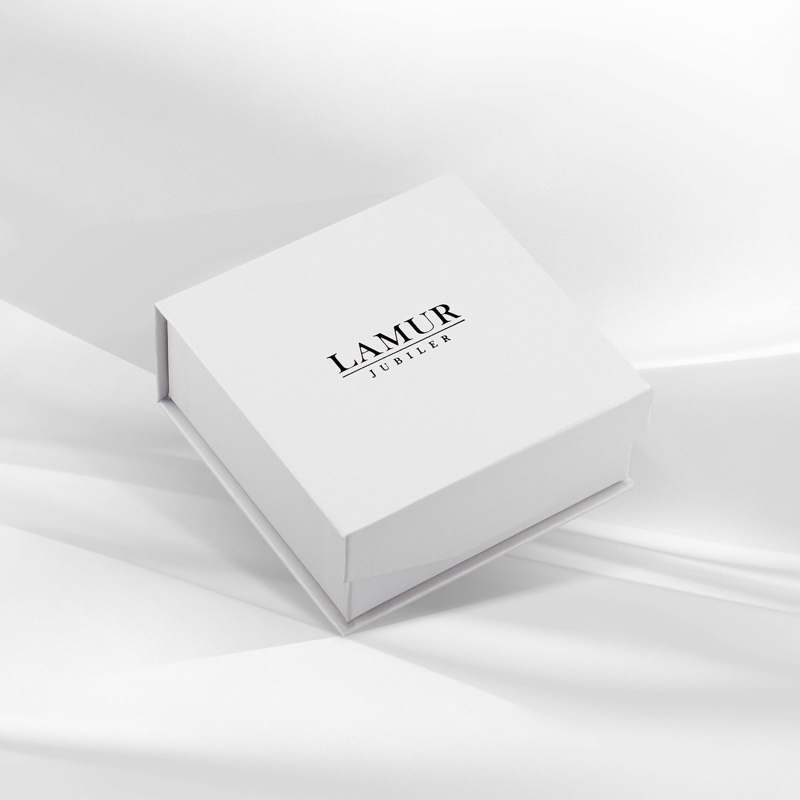 Eleganckie pudełko jubilerskie w białym kolorze, ozdobione logo LAMUR