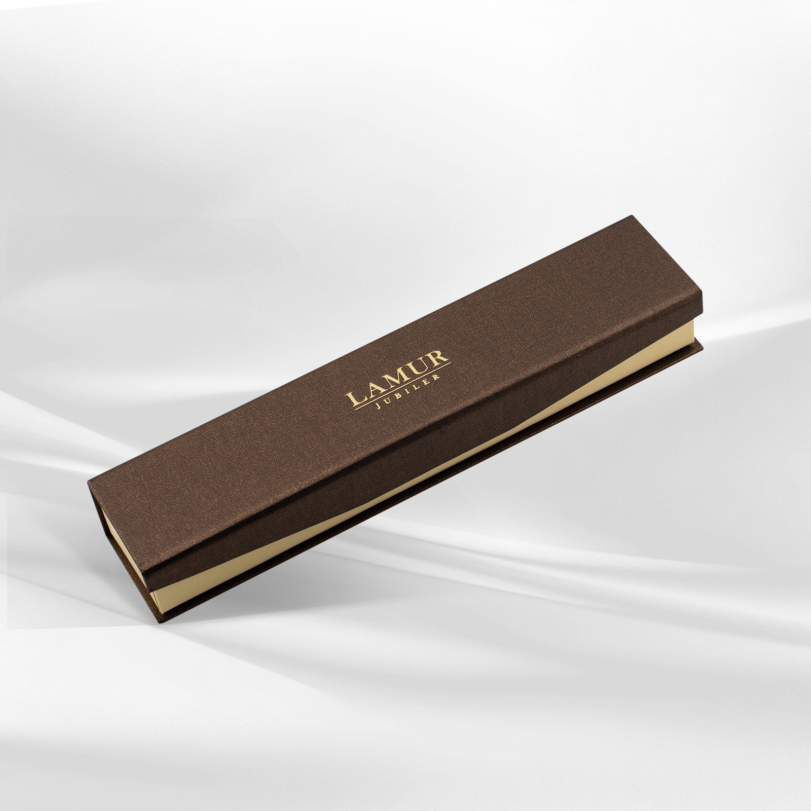 Eleganckie pudełko jubilerskie w brązowym kolorze, ozdobione logo LAMUR