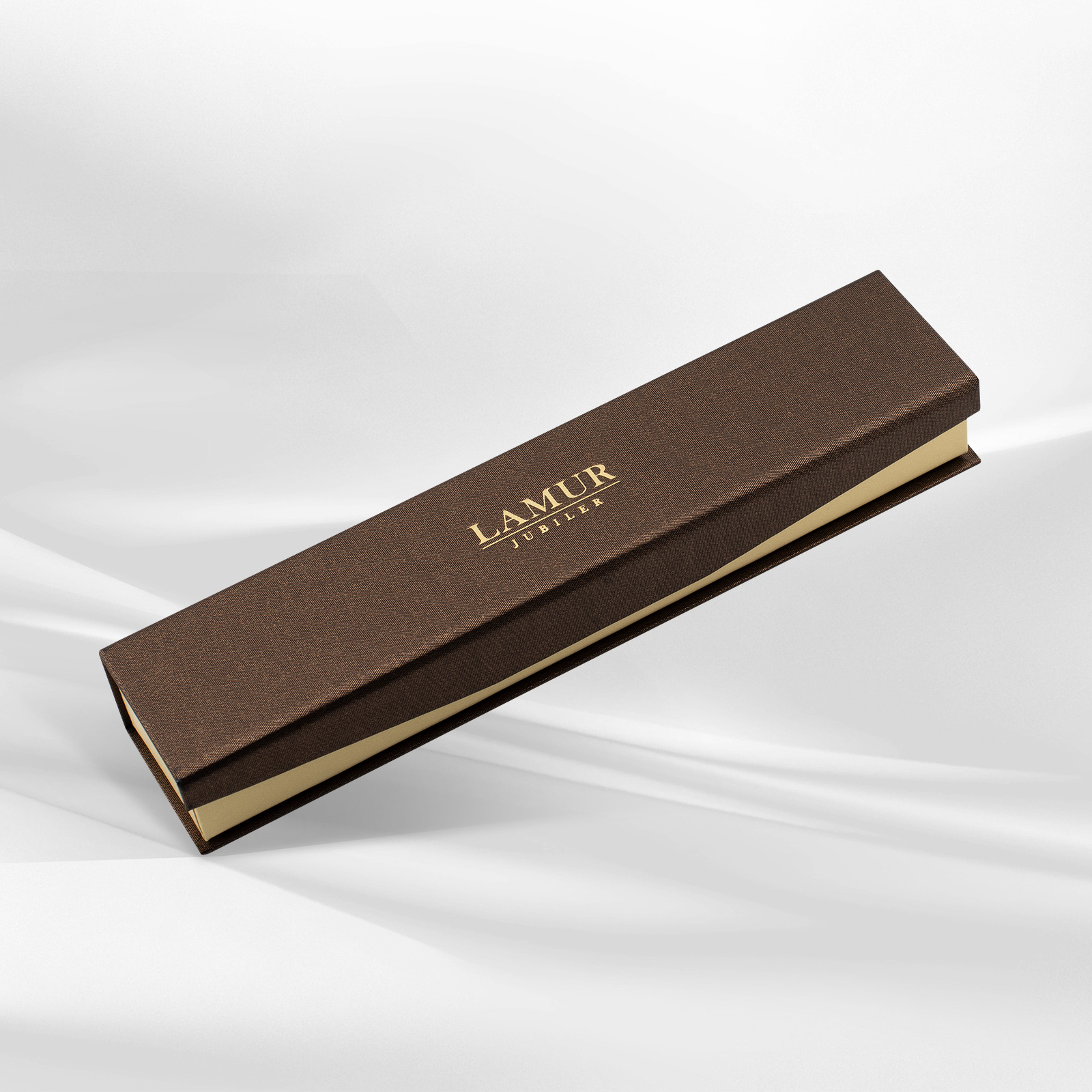 Eleganckie pudełko jubilerskie w brązowym kolorze, ozdobione logo LAMUR