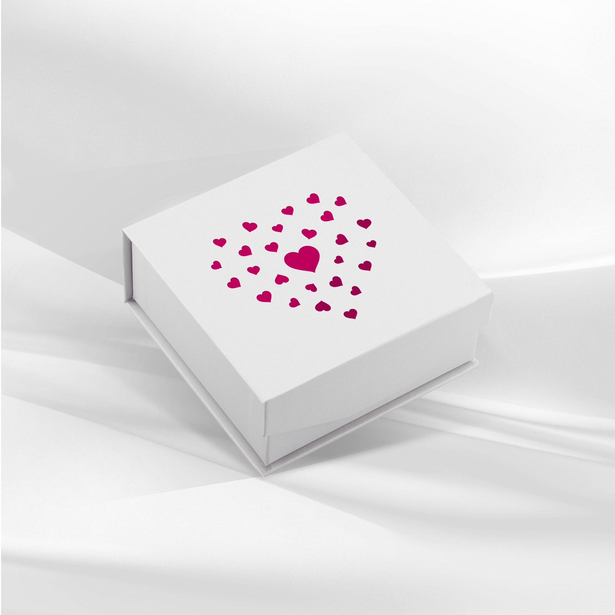 Eleganckie pudełko jubilerskie w białym kolorze z motywem serca