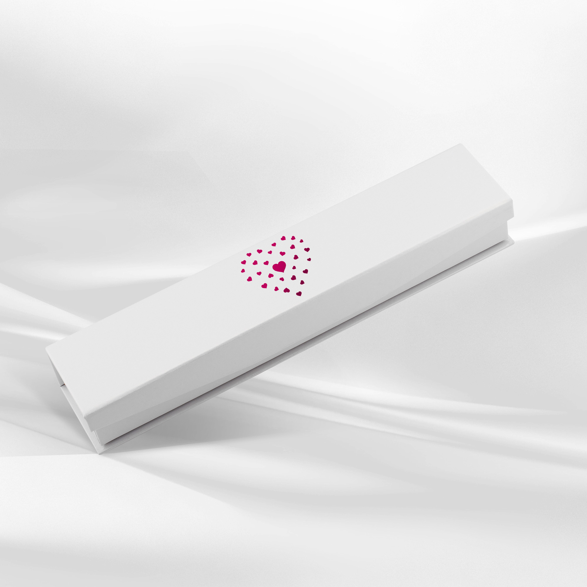 Eleganckie pudełko jubilerskie w białym kolorze z motywem serca