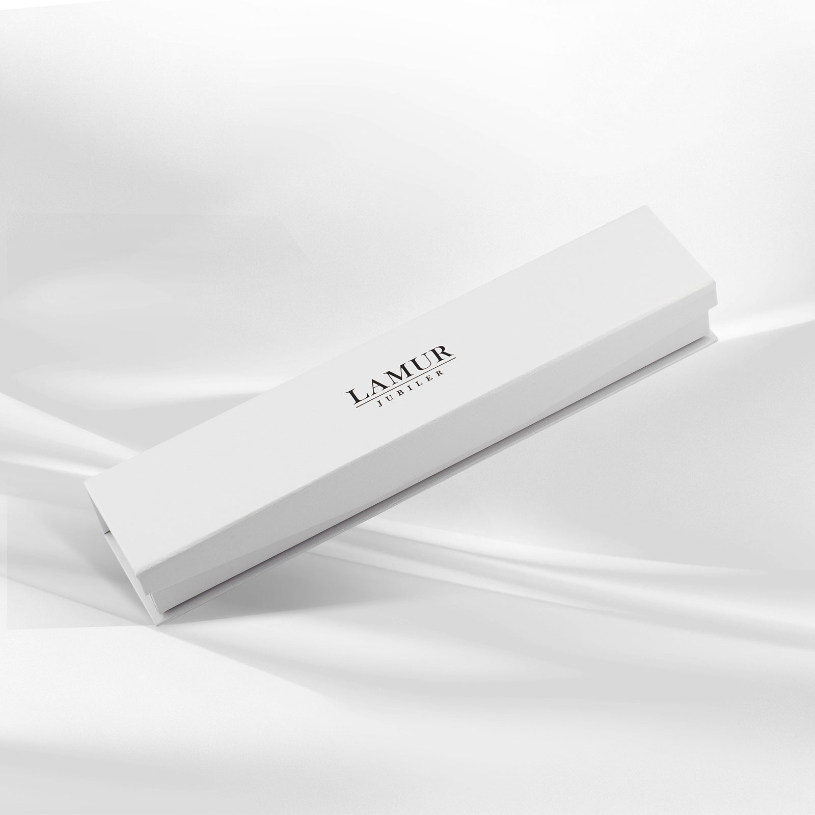 Eleganckie pudełko jubilerskie w białym kolorze, ozdobione logo LAMUR